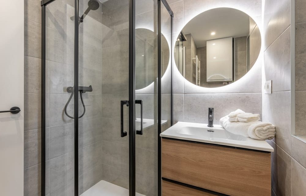 Les cabines de douche modernes avec des fonctionnalités avancées : allier pratique et esthétisme