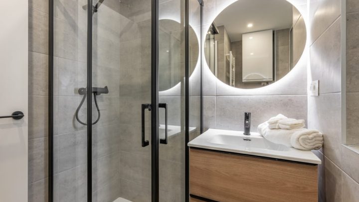 Les cabines de douche modernes avec des fonctionnalités avancées : allier pratique et esthétisme